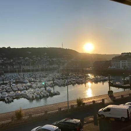 Avec Vue Sur Le Port Et Falaises * フェカン