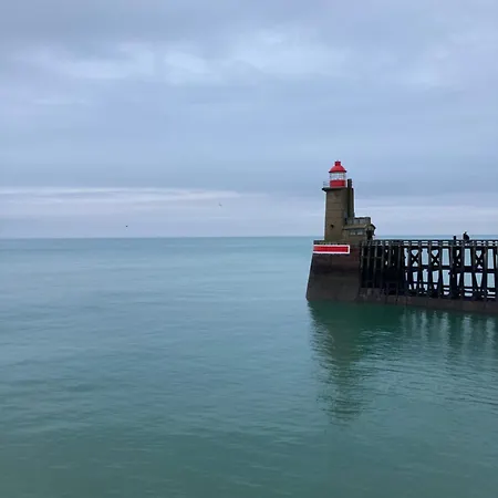 Avec Vue Sur Le Port Et Falaises アパート *