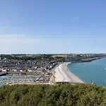 Avec Vue Sur Le Port Et Falaises