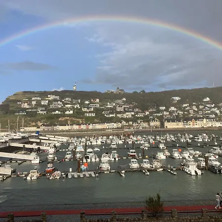 Avec Vue Sur Le Port Et Falaises Daire