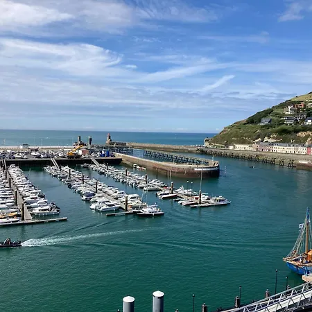 Avec Vue Sur Le Port Et Falaises *