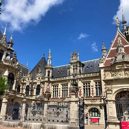 Avec Vue Sur Le Port Et Falaises Daire