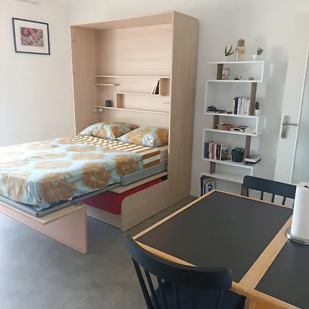 Avec Vue Sur Le Port Et Falaises Daire *