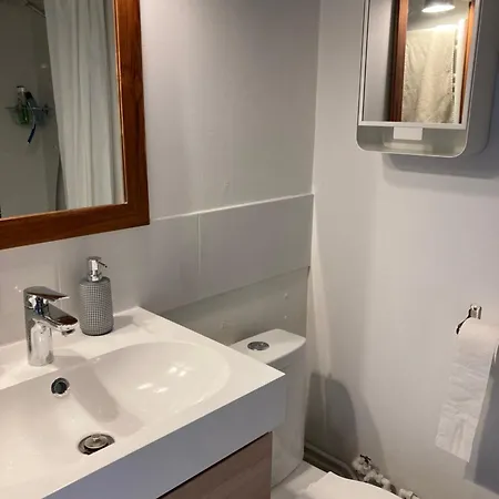 Avec Vue Sur Le Port Et Falaises